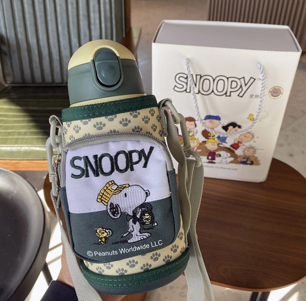 Botella para cafe o agua Snoopy  con bolso y 2 tipos de tapas más taza